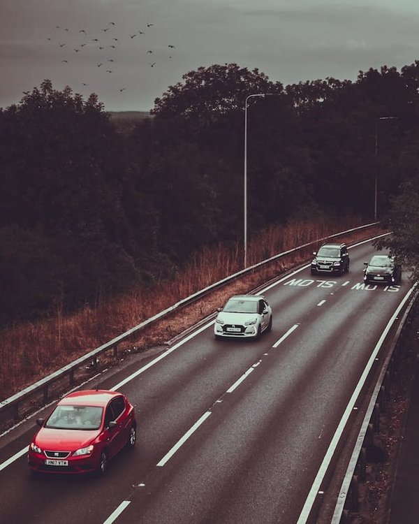 Autoroute et véhicules : Guide complet sur les tarifs, catégories et règles