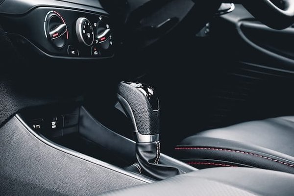 Guide ultime de la boîte de vitesses : Fonctionnement, maintenance et choix pour une performance automobile optimale