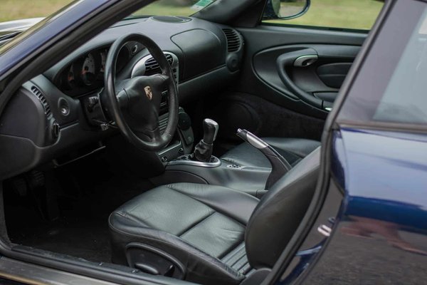 Quelle est la méthode la plus précise pour vérifier l'usure des plaquettes de frein sur une voiture électrique?