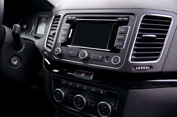 Comment intégrer un système multimédia avancé dans une voiture ancienne sans en altérer l'intérieur classique?